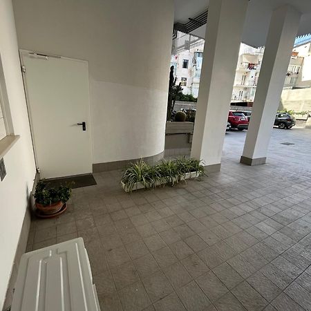 Апартаменты Central Modern Studio Бари Экстерьер фото